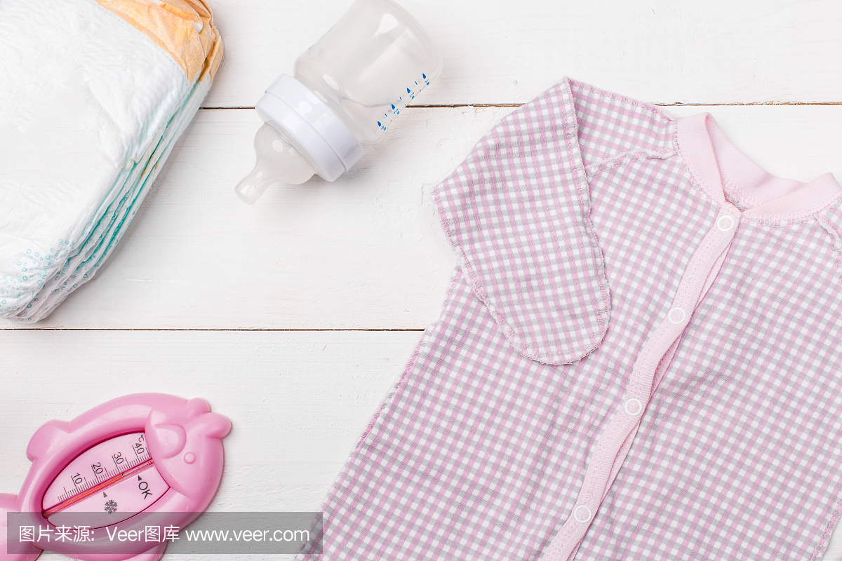 婴儿用品尿布,婴儿爽身粉,霜,洗发水,油在白色背景与复制空间。俯视图或平铺。
